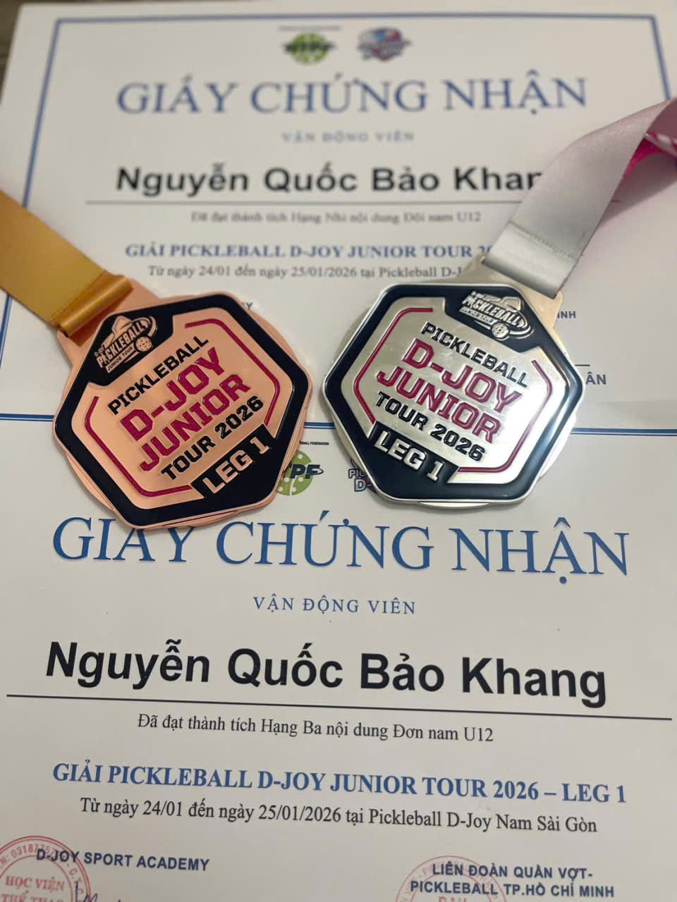 Huy chương và giấy chứng nhận Leg 1